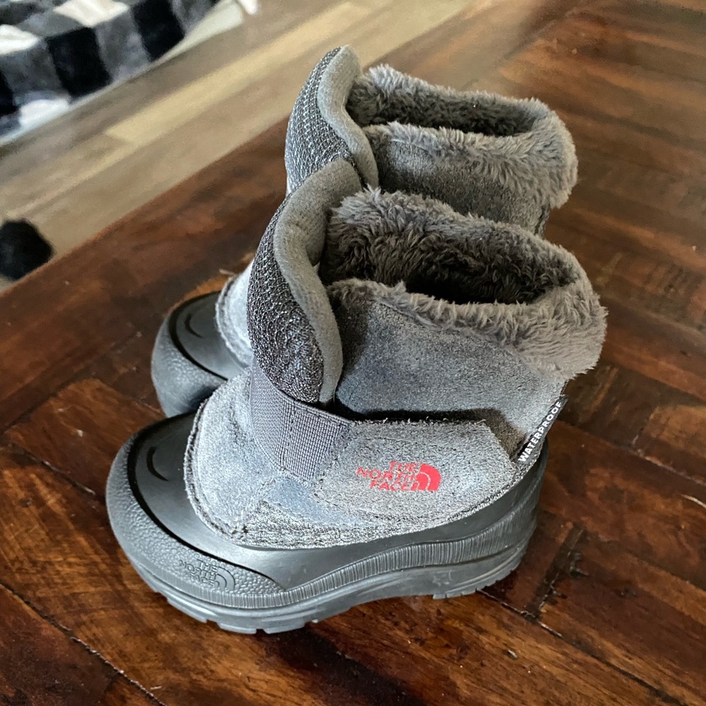 North Face Infant Snow Boots Size 4 Black and Grey